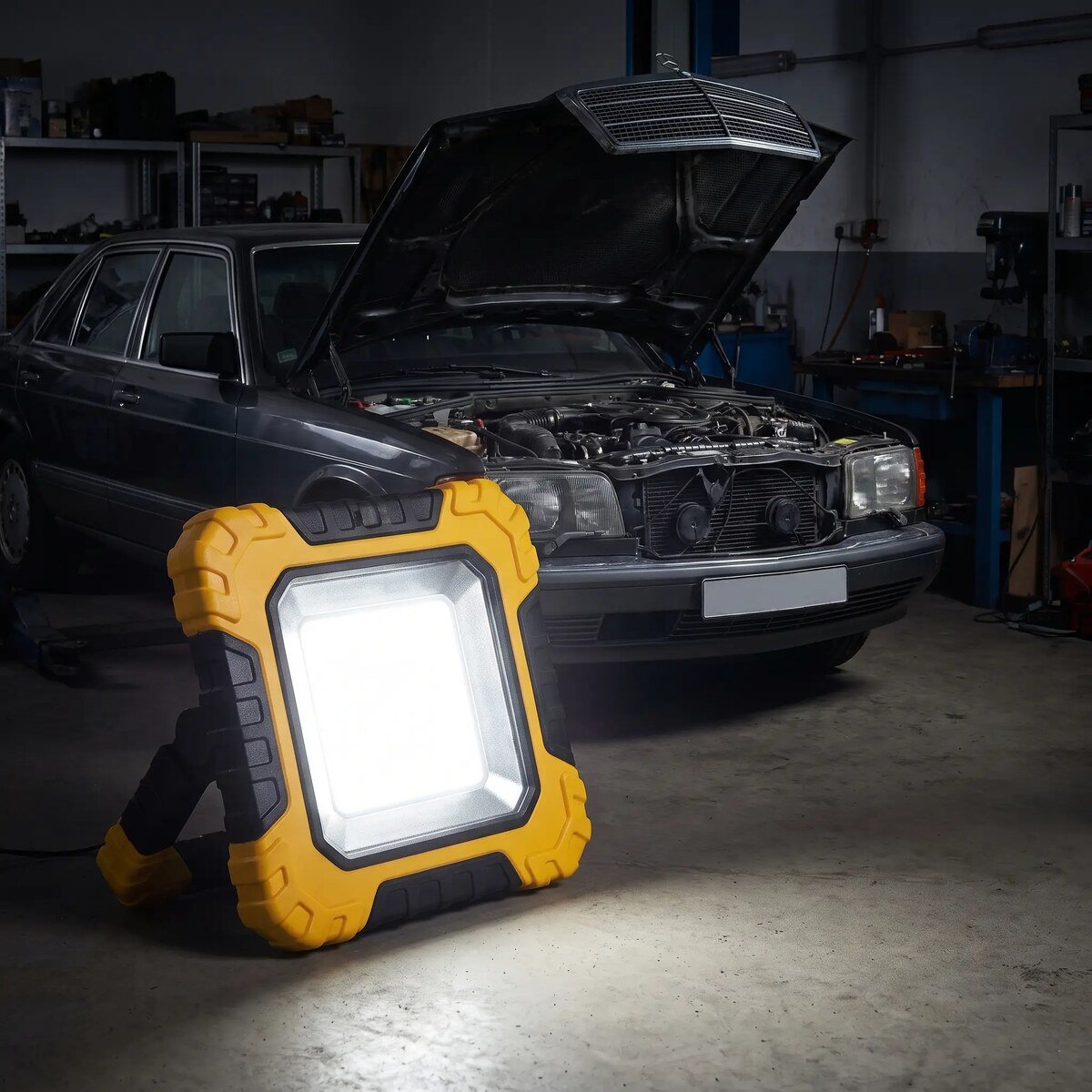 Radna lampa osvjetljava motor automobila u garaži
