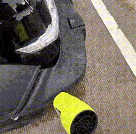 Seese turbo puhač izduvava vodu i prašinu iz procjepa na autu