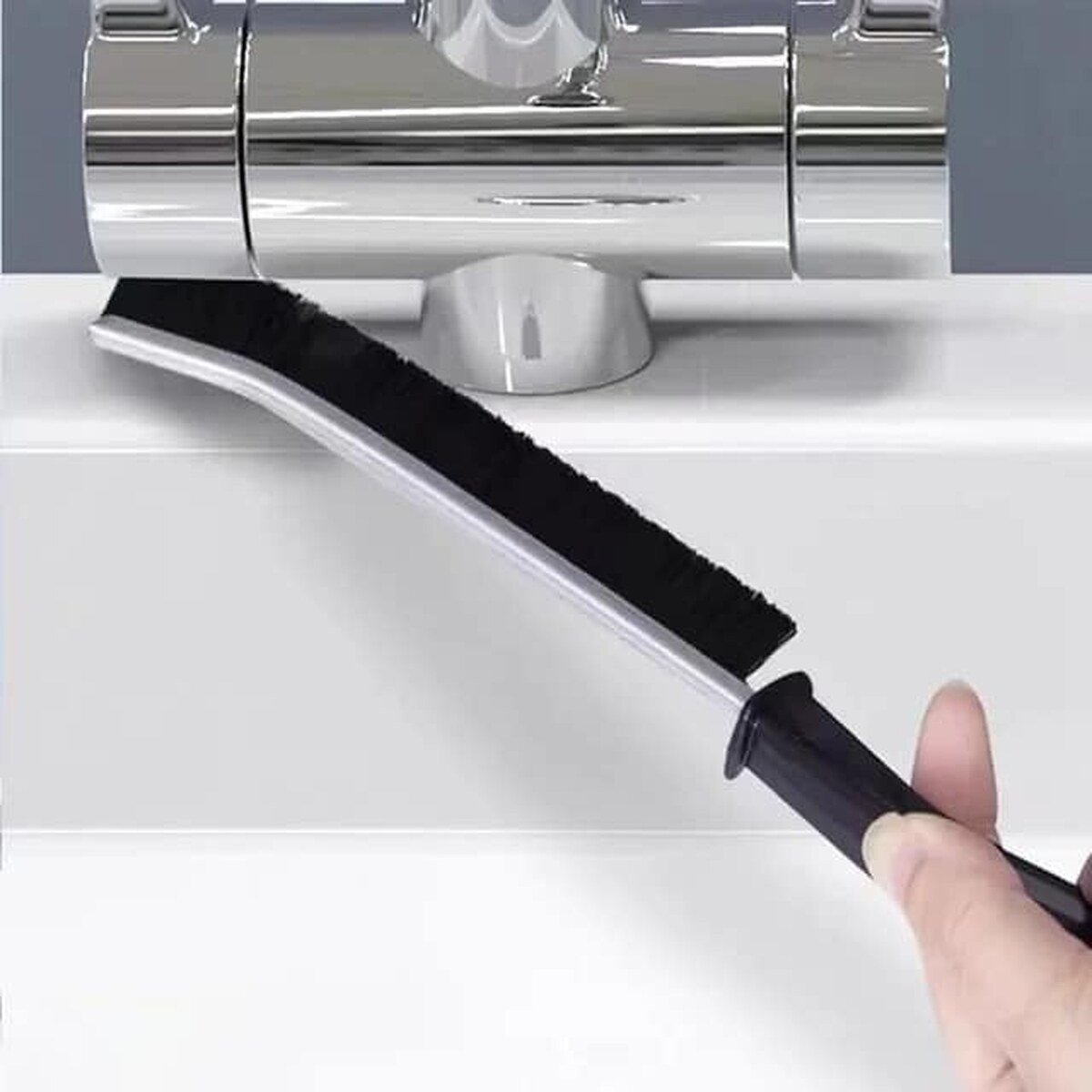 Četka čisti oko držača tuša